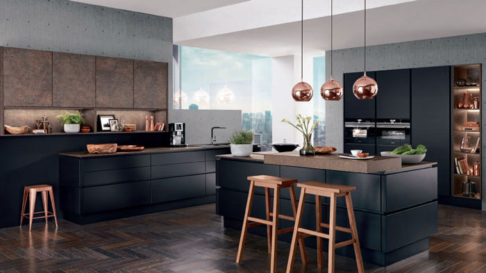 Design-Küche des Herstellers Nobilia in Weiß und Holzoptik